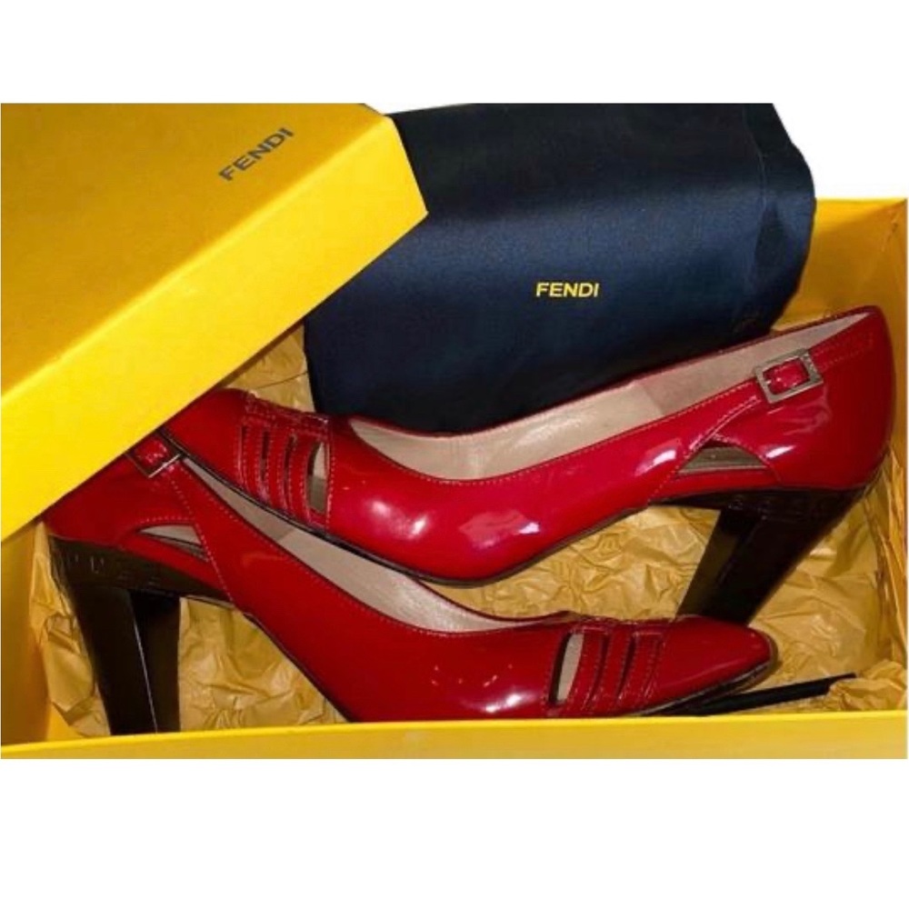 FENDI PATENT LEATHER PUMP WITH HEELS